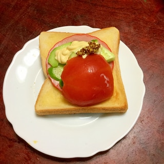 チョップドハムとトマトと胡瓜の粒マヨサンド。